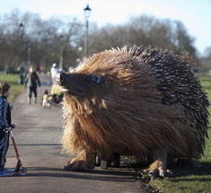 Гигантский ежик в парке London's Clapham Common  