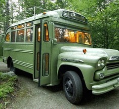 Архитектор из Портланда разработал комнату в старом автобусе