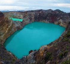 Невероятные разноцветные озера вулкана Келимуту в Индонезии