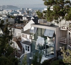 Фасад дома в виде призмы