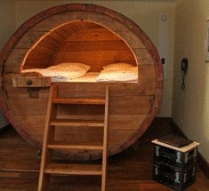 Кровать в пивном боченке