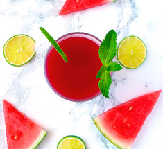 Здоровый летний энергетический напиток из арбуза и свеклы