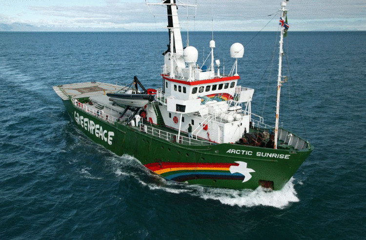 Активисты Greenpeace пытаются блокировать российские танкеры с арктической нефтью