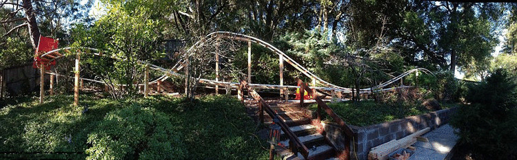 Мужчина создал своими руками  180-футовые «американские горки» в саду за домом.
