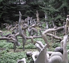 Парк со скульптурами любящими йогу