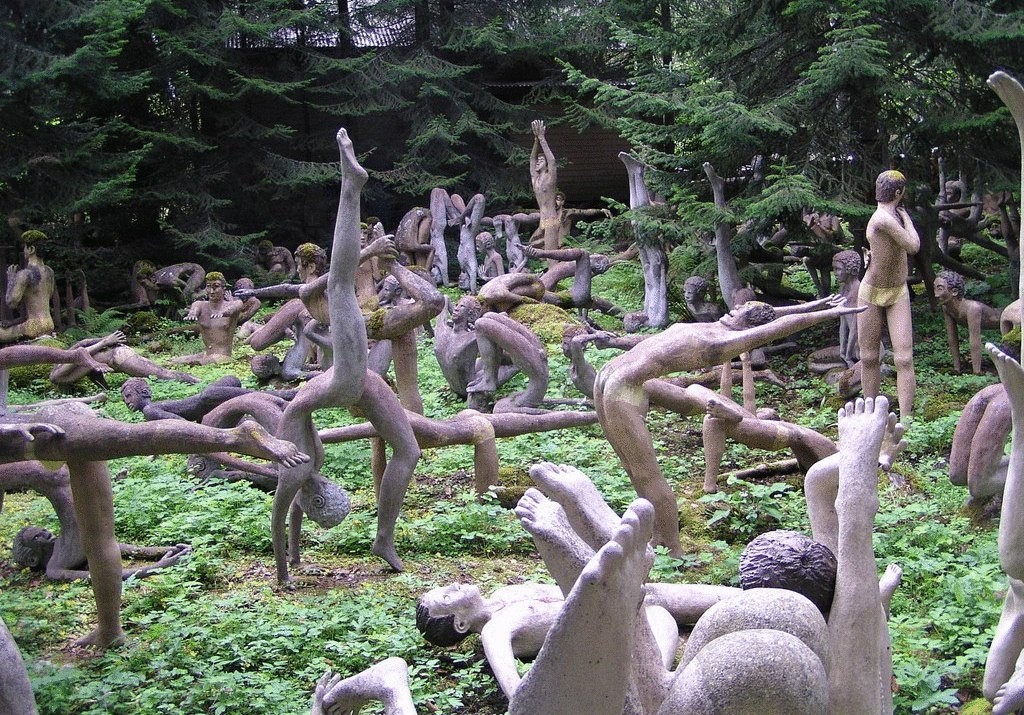 Парк со скульптурами любящими йогу