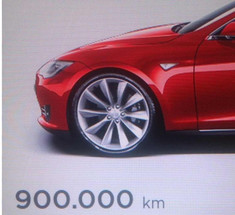 Житель Германии проехал на Tesla рекордную дистанцию