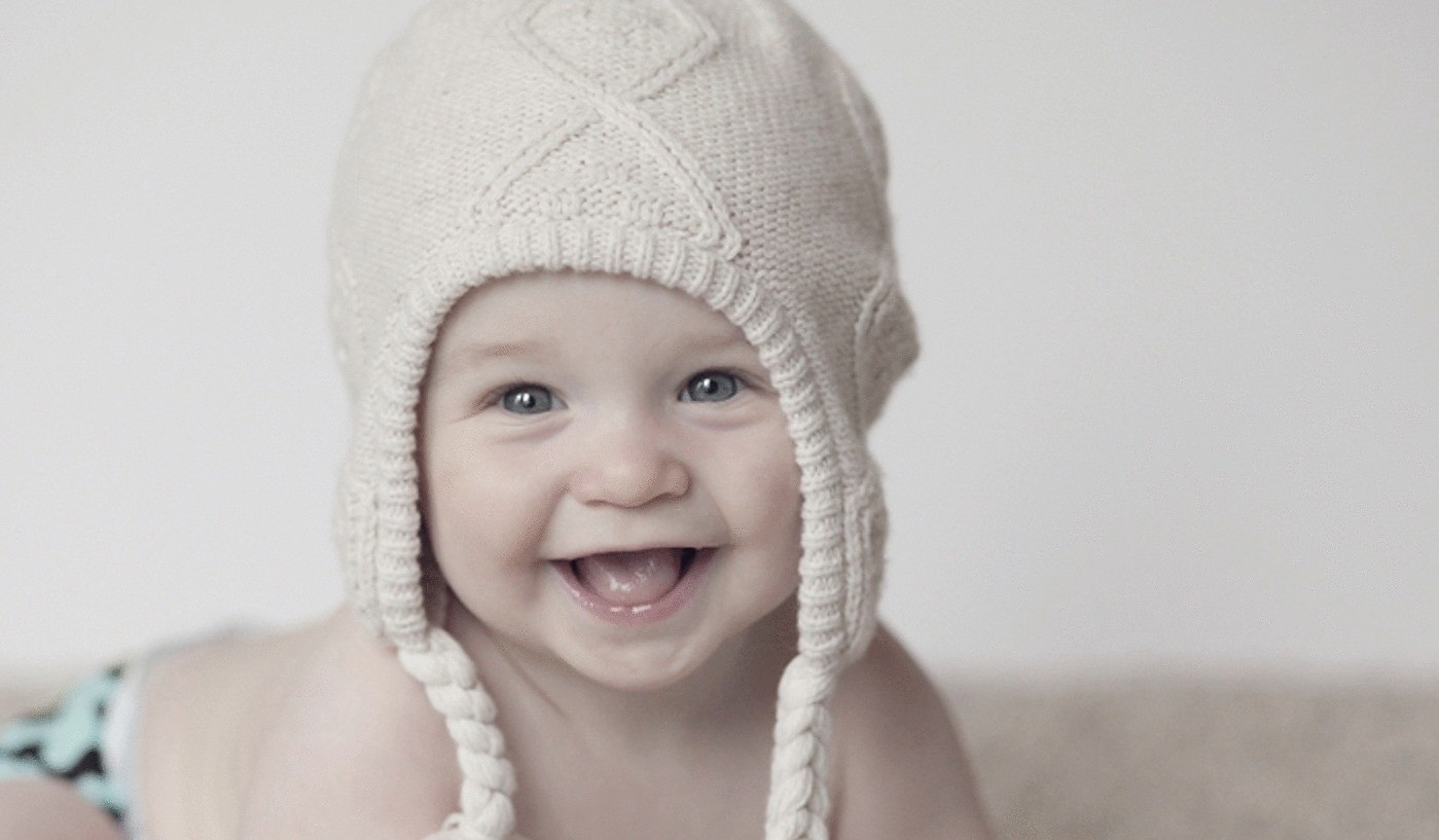 Надеть ребенку шапку. Шапка для детей. Малыш в большой шапке. Ребенок надевает шапку. Lamir kids детские шапки.