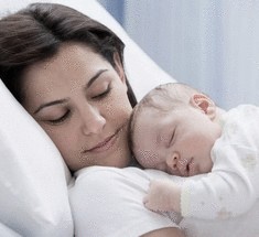 Сон в маминых объятиях помогает защитить сердце ребенка