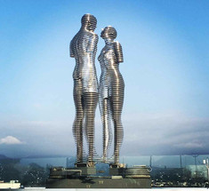 Ежедневно эти огромные 8-метровые статуи «проезжают» друг через друга