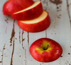 Как сделать антицеллюлитный массаж с помощью обычного яблока