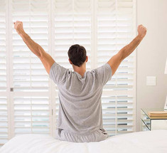 10 полезных упражнений для суставов, не вставая с постели
