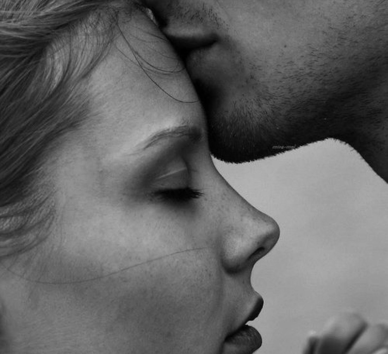 Поцелуй в лоб что означает от мужчины. Поцелуй в лоб. Нежные чувства. Целует в лоб. Нежный поцелуй в лоб.