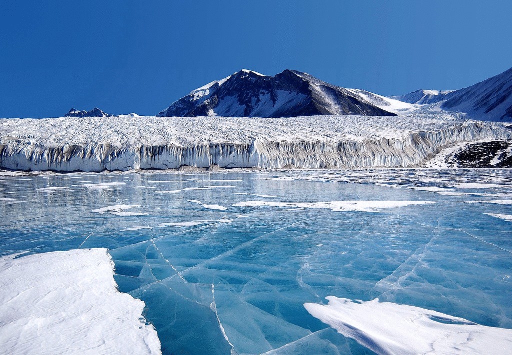 Озеро под льдом Антарктиды