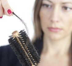 Как остановить выпадение волос: 3 натуральных средства