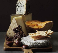 Кухонные лайфхаки: Как правильно резать сыр в зависимости от сорта