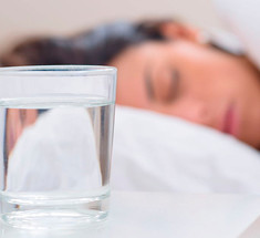 Почему нельзя пить воду, оставленную на ночь в стакане