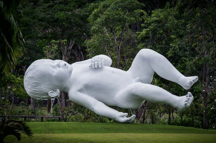  Инсталляция "Planet" – гигантский ребенок в Сингапуре
