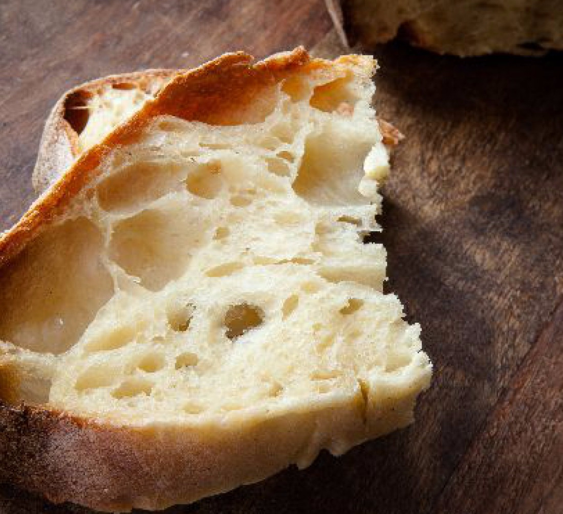 Рецепт хрустящего хлеба. Тоскана хлеб. Хлеб с хрустящей корочкой. Деревенский белый хлеб. Хлебная корка.