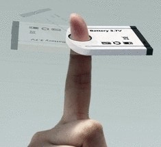 Уникальная зарядка для телефона, нужно только покрутить батарею на пальце