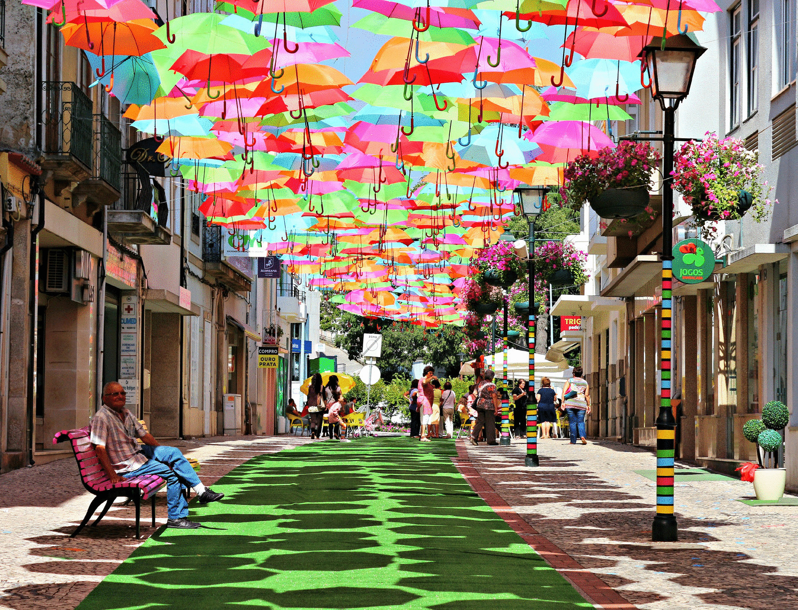 Уникальная инсталляция Umbrella Sky на улицах Португалии