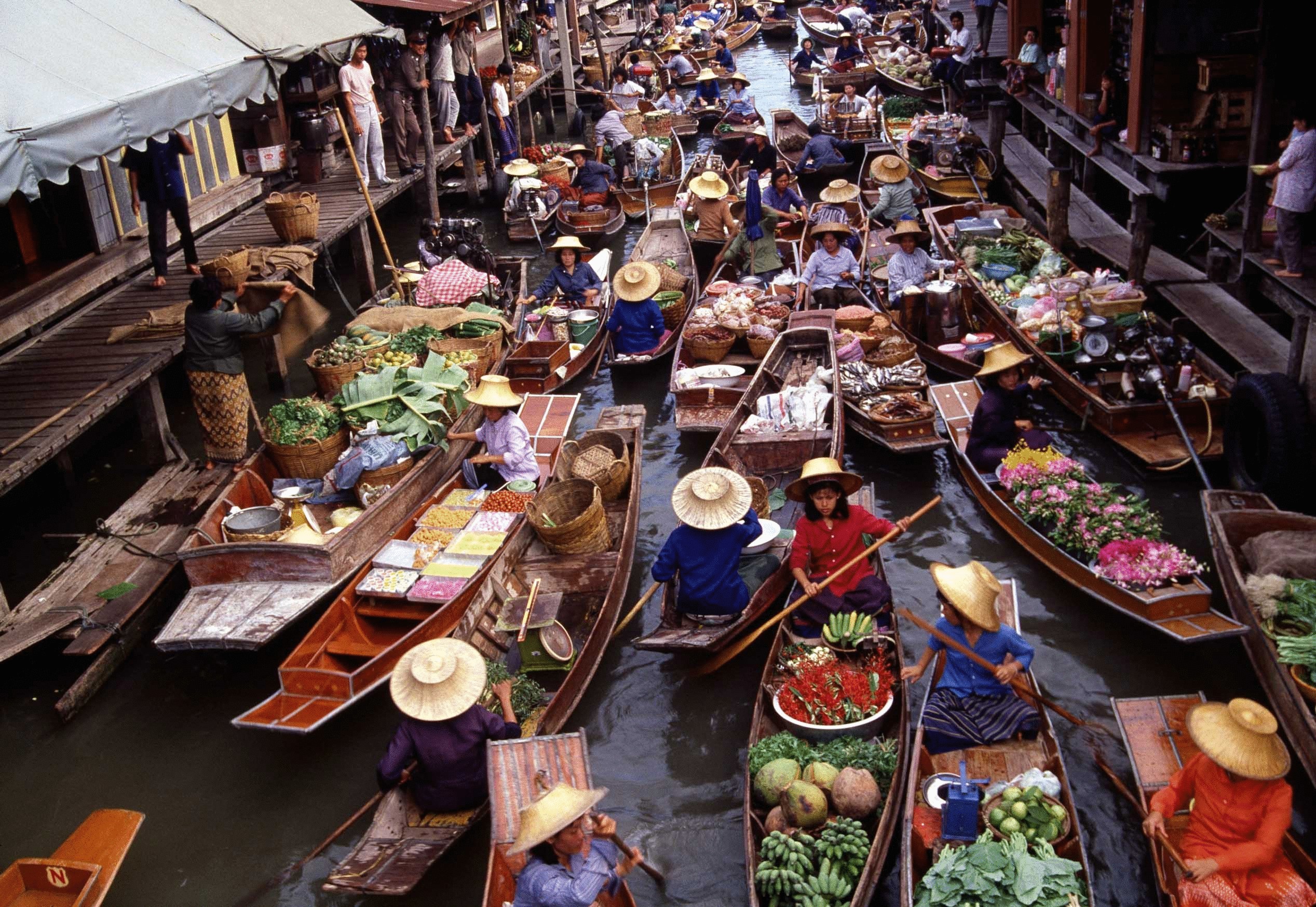 Бангкок вьетнам. Плавучий рынок Дамноен Садуак. Плавучий рынок Ампава в Бангкоке. Плавучий рынок в Тайланде. Рынок Чатучак в Бангкоке.
