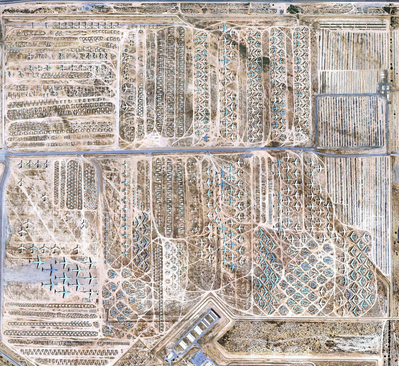 Google показал самое большое кладбище самолетов