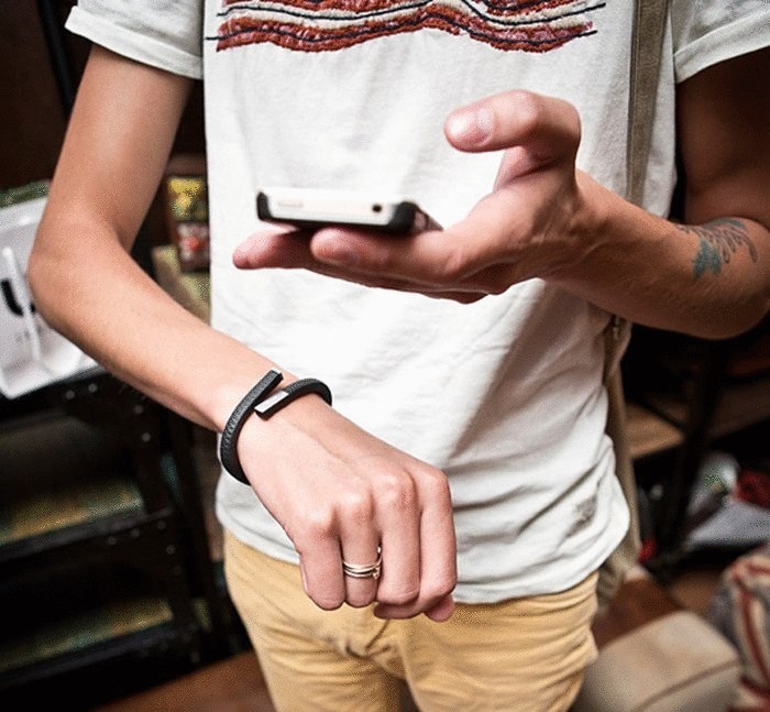 Электронные браслеты будут контролировать жизнедеятельность владельца при помощи смартфона