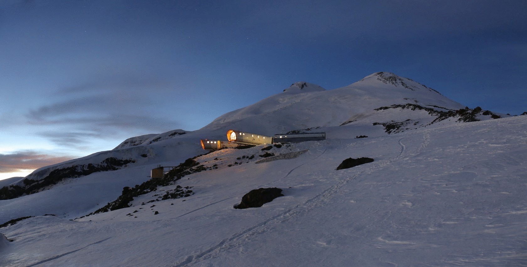 На вершине Эльбруса построили необычный экоотель