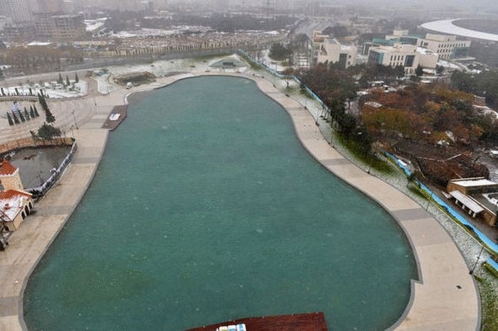 В центре Баку создано искусственное озеро