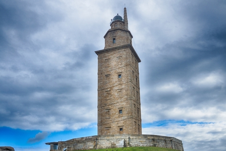 Башня геркулеса. Башня геркулеса в ла-Корунье. Маяк геркулеса. Маяк 17 века. Самый древний Маяк.