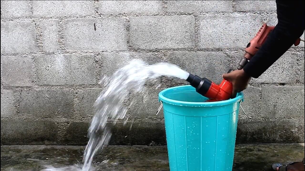 Ручная вода. Водяной насос из пластиковых труб. Насос для воды из пластиковых труб. Насос из сантехнических труб. Насос из трубы.