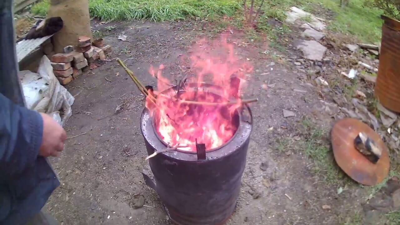 Печка для сжигания. Мусоросжигательная печь пиролизная. Мусоросжигательная печь 2м3. Бездымная щепочница.