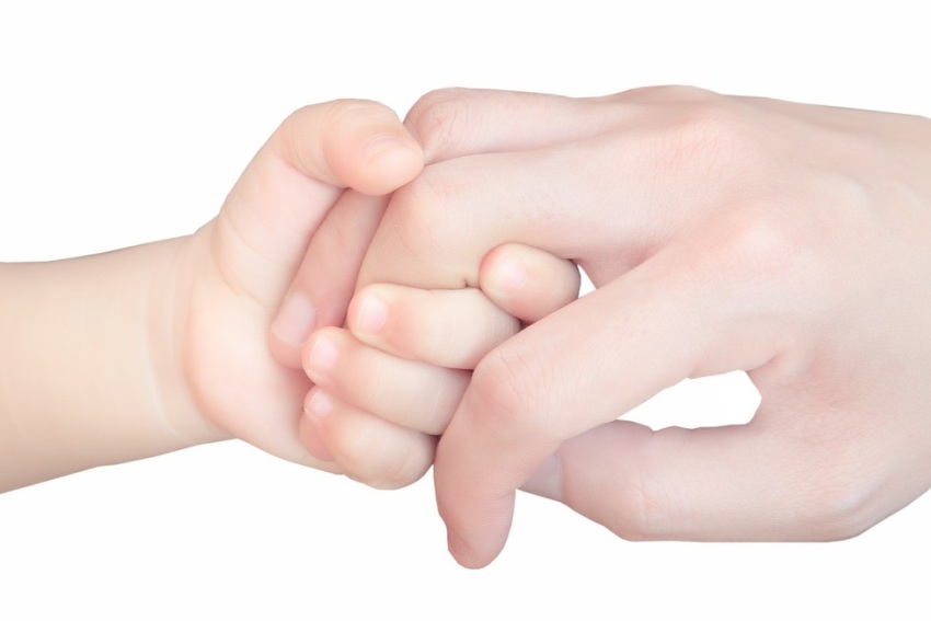 Д пальчик. Пальчики для детей. Детские пальцы рук. Ребенок на руках.