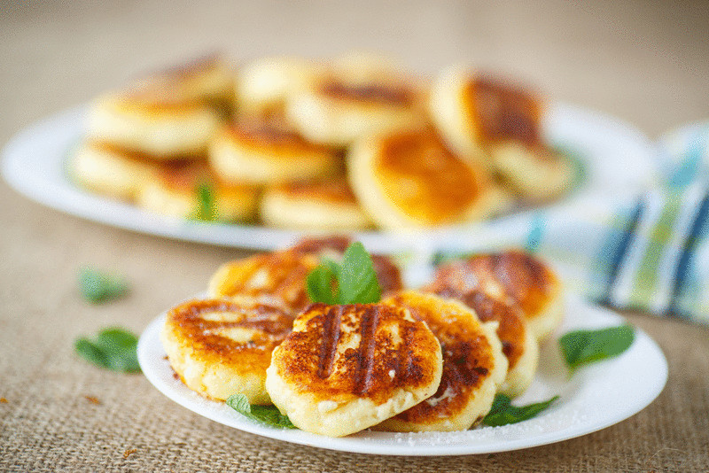 Лучшие рецепты сырников: готовим быстро и очень вкусно