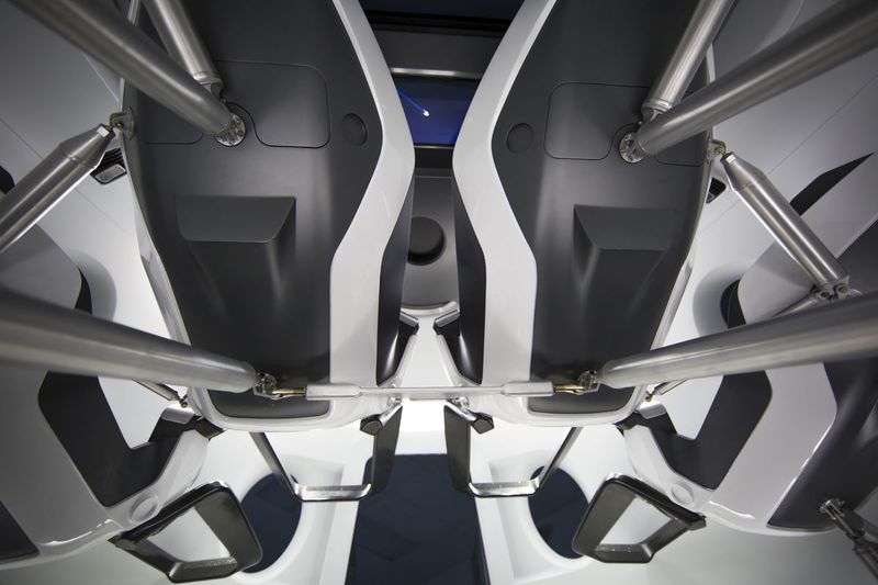 Капсула Dragon от SpaceX напоминает роскошный спортивный автомобиль