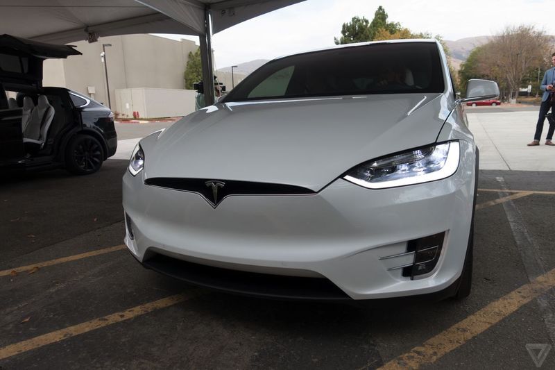 Электрический внедорожник Model X: биозащита и двери-крылья