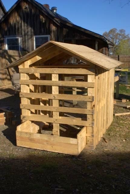 Как построить из деревянных поддонов курятник, забор и многое другое!