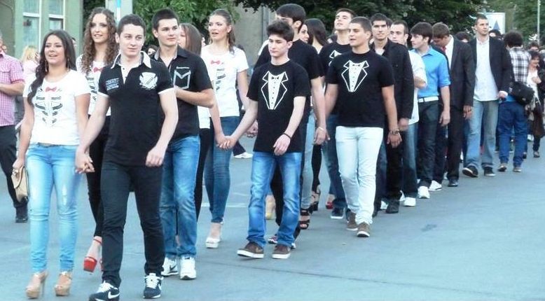 Сербские выпускники вместо покупки нарядов отдали деньги больным детям и праздновали в футболках