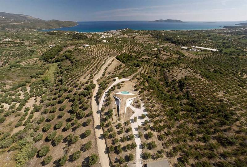 Потрясающая греческая вилла интегрированная в ландшафт