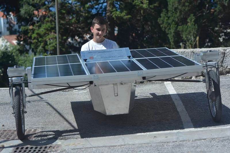 Хорватские инженеры собрали солнечный автомобиль Ruder