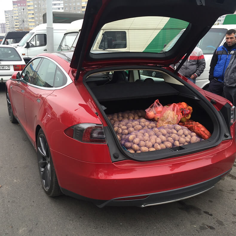 Лукашенко протестировал Tesla Model S и распорядился создать электромобиль по этому образцу