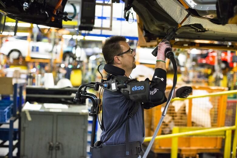 Ford испытывает новый экзоскелет для работы с поднятыми руками над головой