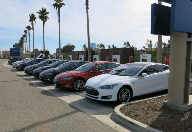 Tesla выпустила 300 000 электромобилей