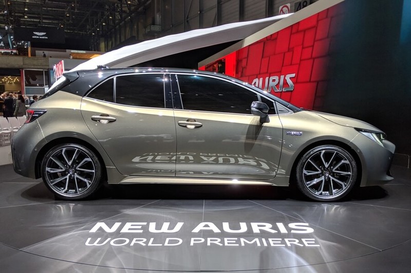 Хэтчбек Toyota Auris сделал ставку на гибридные установки