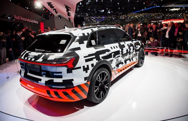 Кроссовер Audi e-tron 2018 в Женеве: новые подробности о серийном электромобиле