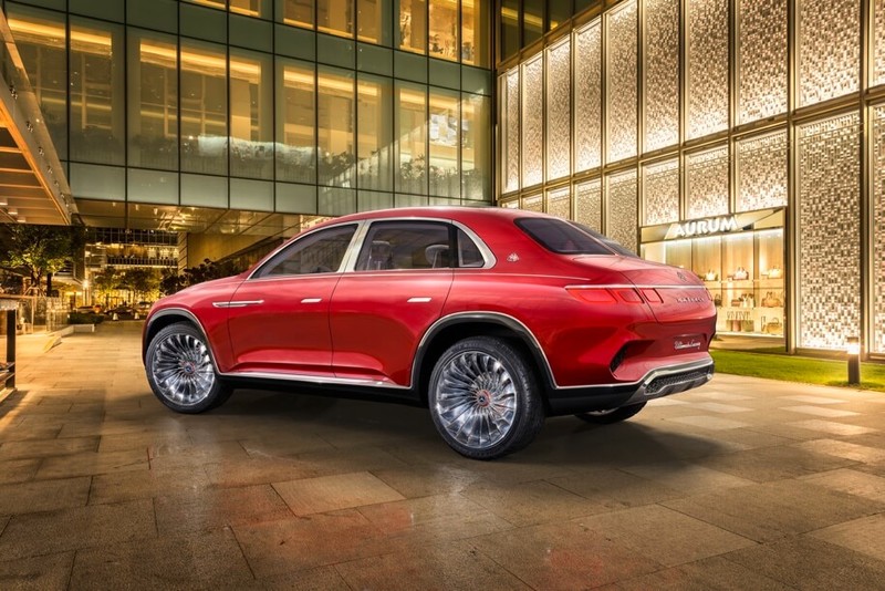 Кроссовер Mercedes-Maybach: четыре электромотора, голосовое управление и «золотые» кресла