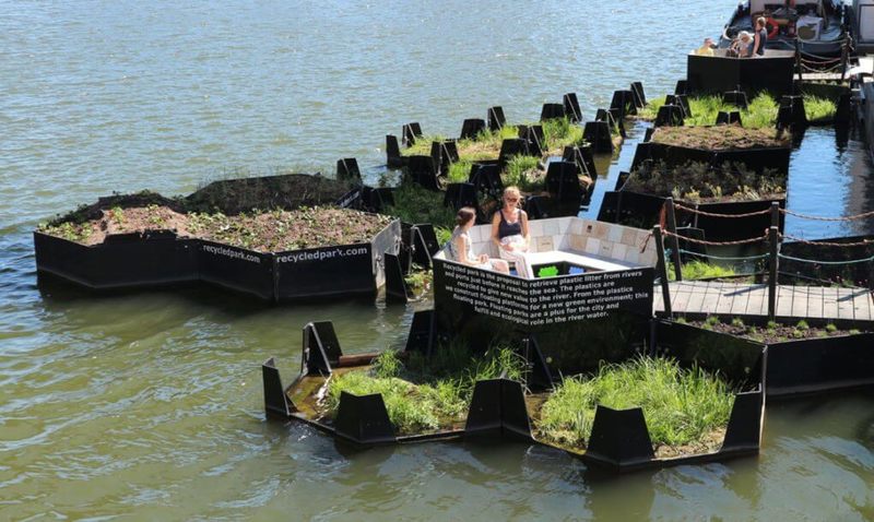 Плавучий парк из переработанных пластиковых отходов открыли в Роттердаме