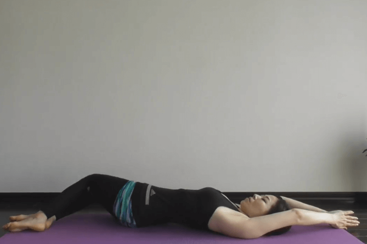 Повороты коленей: Упражнение для тонкой талии и здоровой спины 