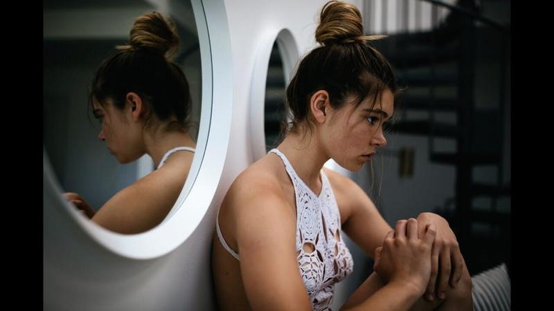 О сложных отношениях женщин с зеркалами